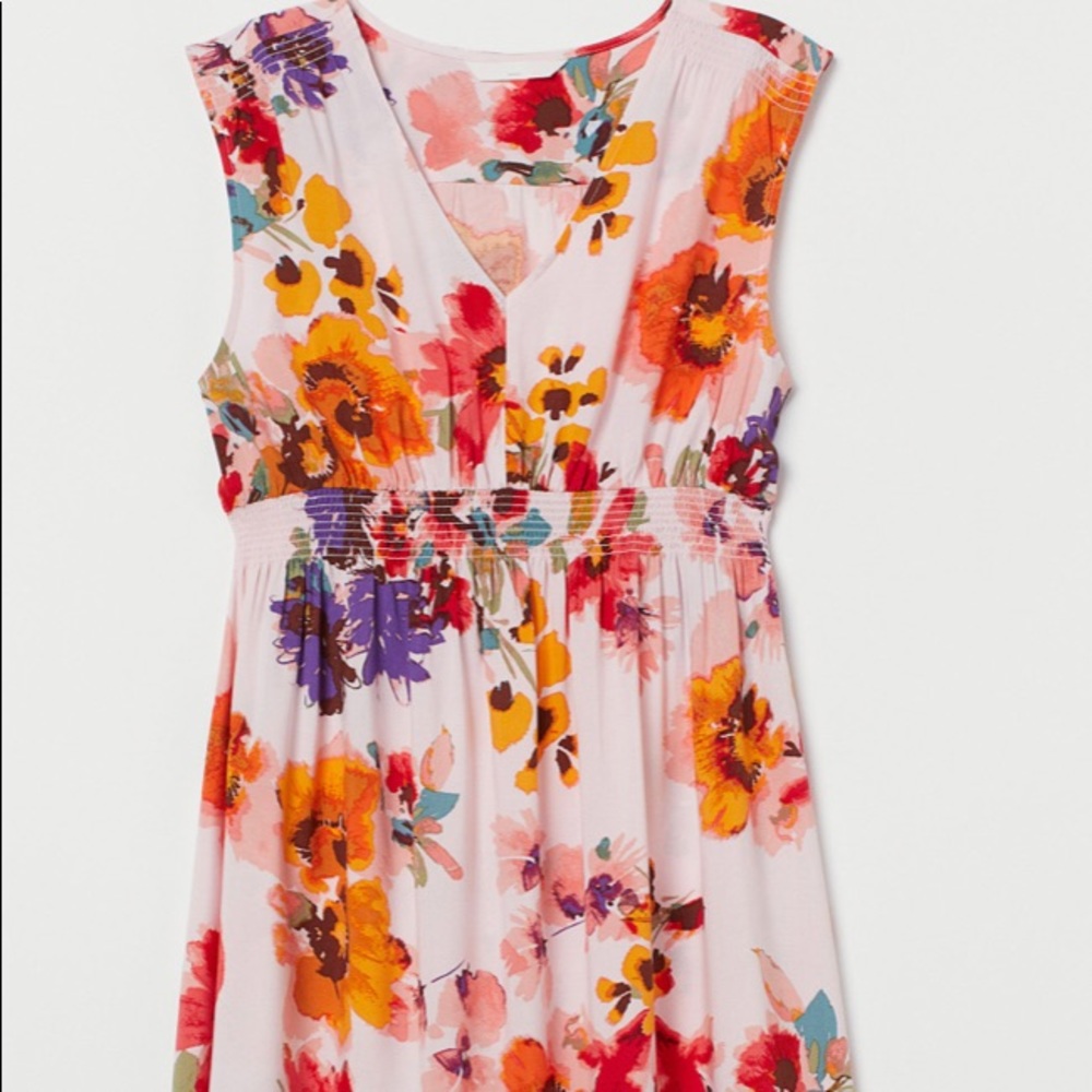 Never worn maternity dress with beautiful print.